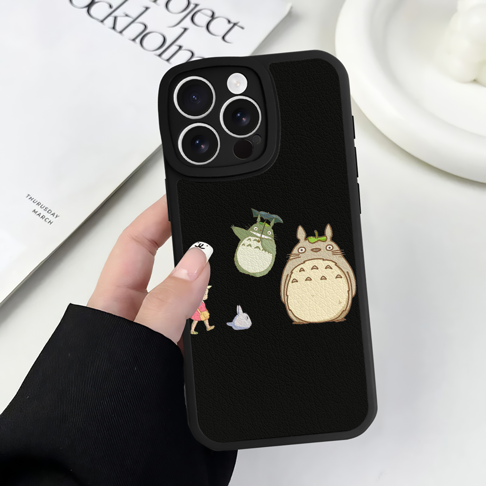（画像用） となりのトトロ 草壁メイ 草壁サツキ My Neighbor Totoro Satsuki Kusakabe Mei Kusakabe 【iPhone 16シリーズ対応】シリコンスマホケース（レザー調） 材質：シリコン
